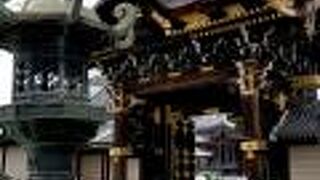 煌びやかな門。