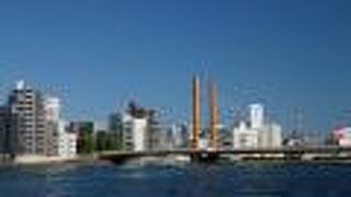 青空によく映える美しい斜張橋