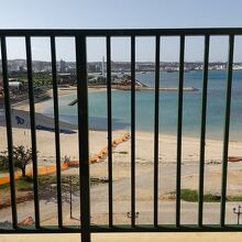 部屋から見るビーチ