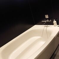 とても広いバスタブ。お湯の色がブルーに見える