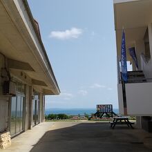 建物の奥に「幸せの架け橋」がある