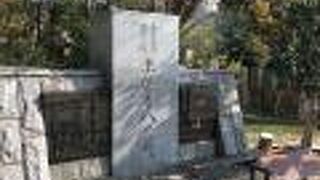 墓のような石碑