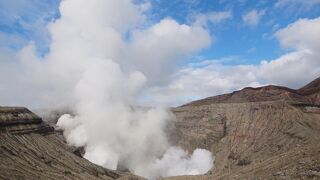  噴煙を上げる噴火口を見ることができます