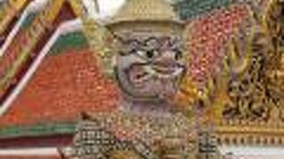 エメラルド物を見守る