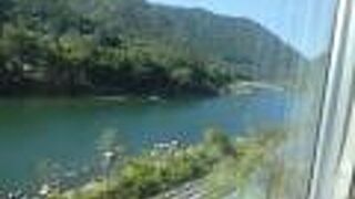 特急やくもが１時間ごとの運転。景色はバラエティに富んで飽きません。