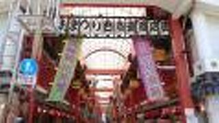 浅草寺の近くにあるにぎやかな商店街。