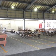 店の外には食事ができるスペースもあるよ。