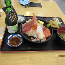 海鮮丼定食と日本酒