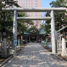 さて境内に向かいます