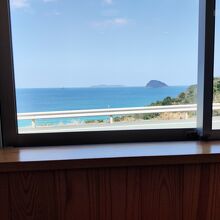 窓際の席からは日本海が見渡せます。