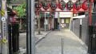 道玄坂の歓楽街にある神社