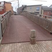神楽橋のすぐ隣にある歩行者専用橋です。