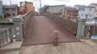 神楽橋のすぐ隣にある歩行者専用橋です。