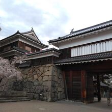 右側が東虎口櫓門です。