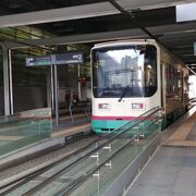 新幹線と路面電車が交差する珍しい駅でした