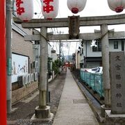 細く長い参道が住宅街に続く