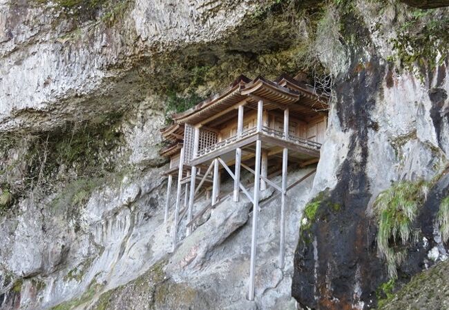 神が宿る山と断崖絶壁の国宝に参拝