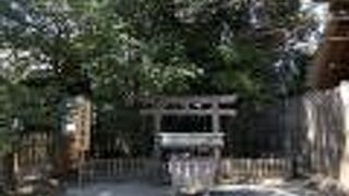 大きな岩が祀られている