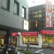 小さな店が連なる