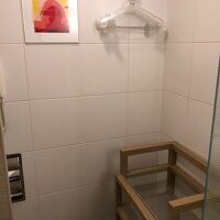 おトイレ前の棚。ちょっとタオルを置いたりするのに便利でした。