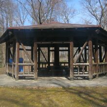 結構立派なあずまやがあります。