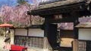 千利休の弟子であった蒲生氏郷が利休の息子・少庵に造らせた茶室、二度の移築を経て現存