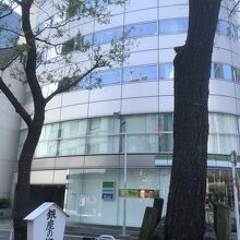 ビルの谷間にあります。