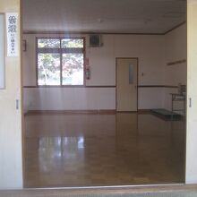 内部の様子を入口から覗いてみました。