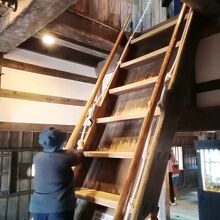 天守閣最上階に上がる梯子階段