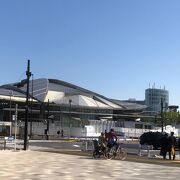 千駄ヶ谷駅前にある、東京都の体育館。