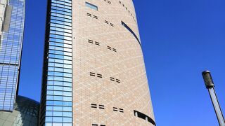 モダンなビルに