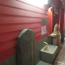 朱塗りの壁沿いにあります