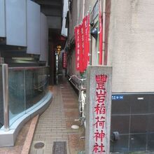 入口にある石柱