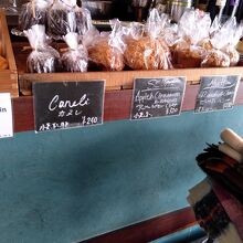 1Fはいってすぐのカウンターでパン売っていた