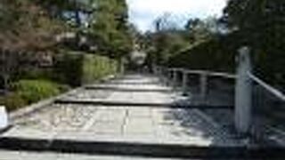 男坂に比べて緩やかな坂