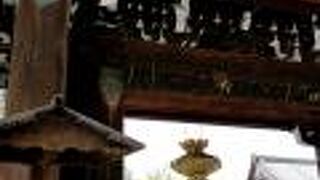 総門から横断歩道を渡って。