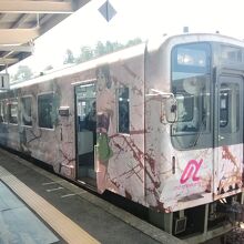 アニメ「花咲くいろは」のラッピング車両が入線