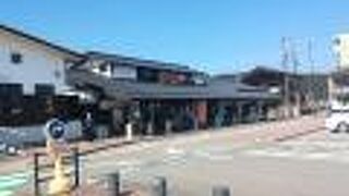 穴水町物産館「四季彩々」が併設されたのと鉄道の駅