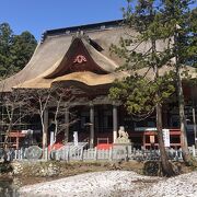 月山・羽黒山・湯殿山の三神を合祭した日本随一の大社殿
