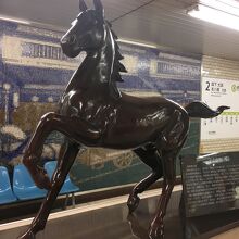 馬喰横山駅の馬の像