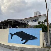 大きなクジラの絵が目印