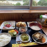 ある日の夕食　この日のメインはフグのフライ