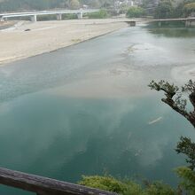 臥龍山荘の不老庵から見た肱川