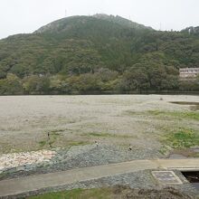 臥龍山荘付近の川原は広い