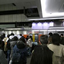 JR大阪駅ホームにて、このオレンジの車両です！