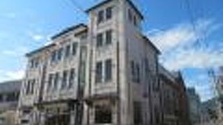 裏に倉庫があります