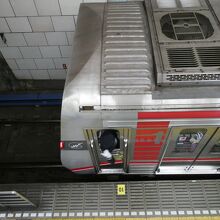 御堂筋線梅田駅って電車を上から見る事が出来ます。