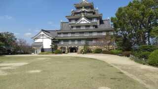 烏城とも言われる黒塗りが特徴ね