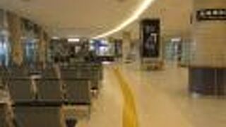 高速ジェット船や大型客船が発着します