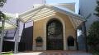 劇団四季50周年を記念して建てられました